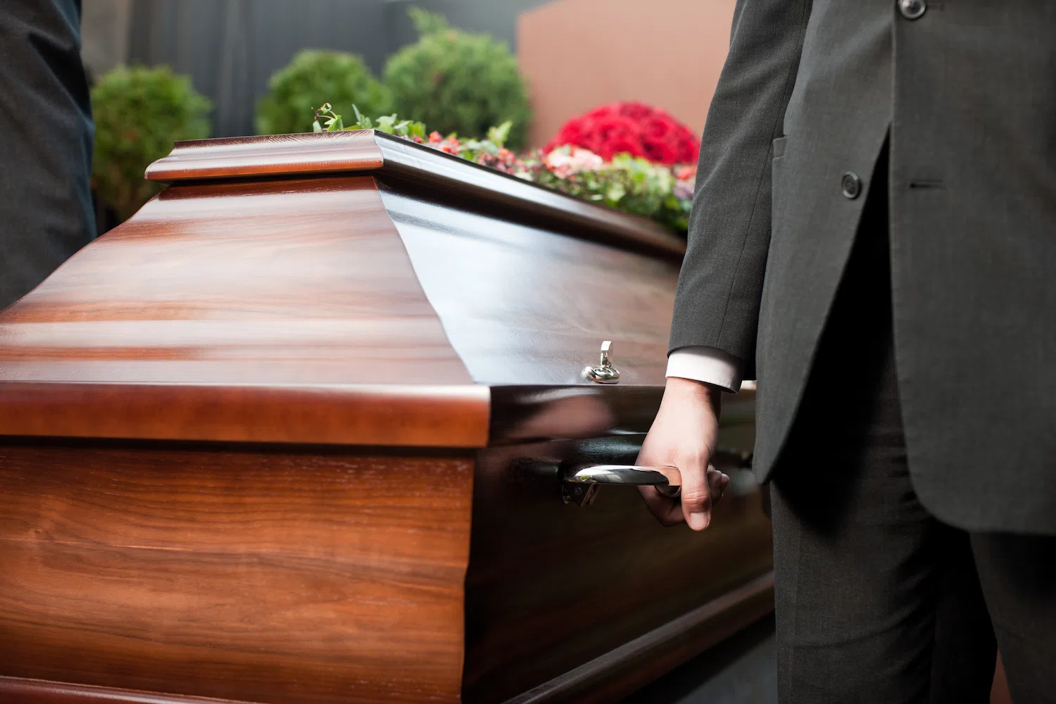 Agente funerário conduzindo caixão — setor atendido pela contabilidade para funerárias no RS